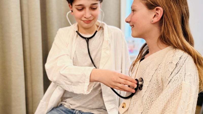 Kinder entdecken spielerisch medizinische Themen.