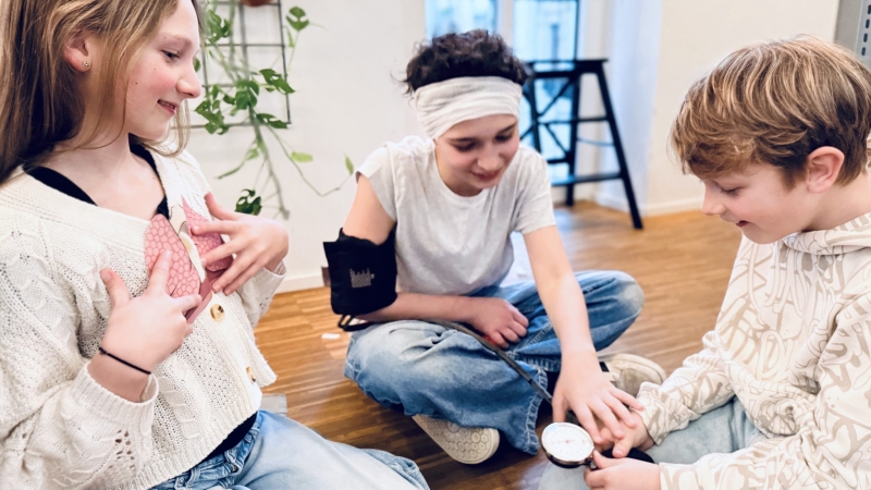 Kinder entdecken spielerisch medizinische Themen.